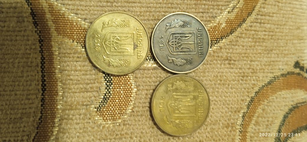 Монети є багато різних.