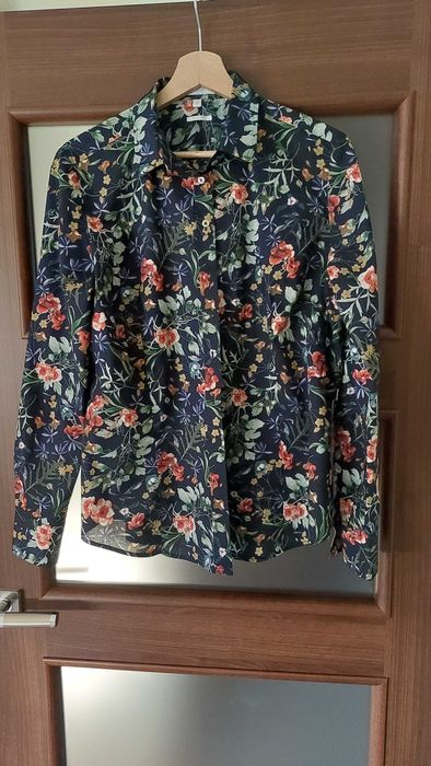 Damska koszula w kwiaty.