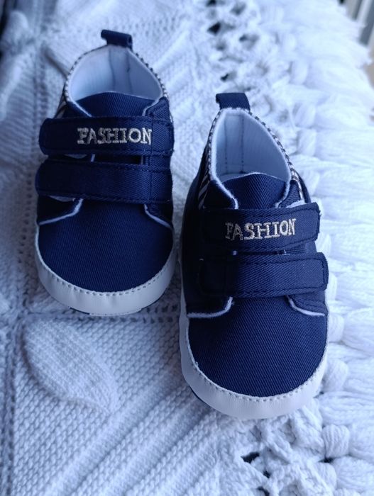 Sapatinho azul e branco para bebé