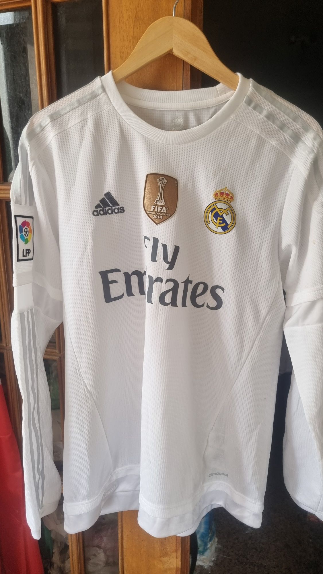 Camisola  e calcoes do mitico  real madrid  ano 2014.
