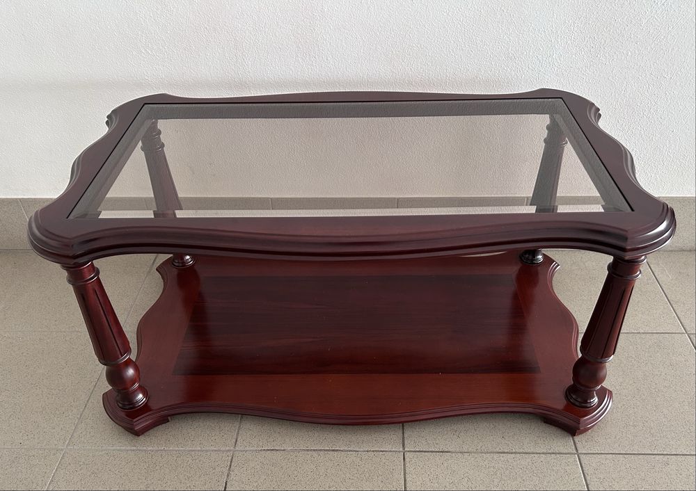 Mesa de centro com tampo em vidro