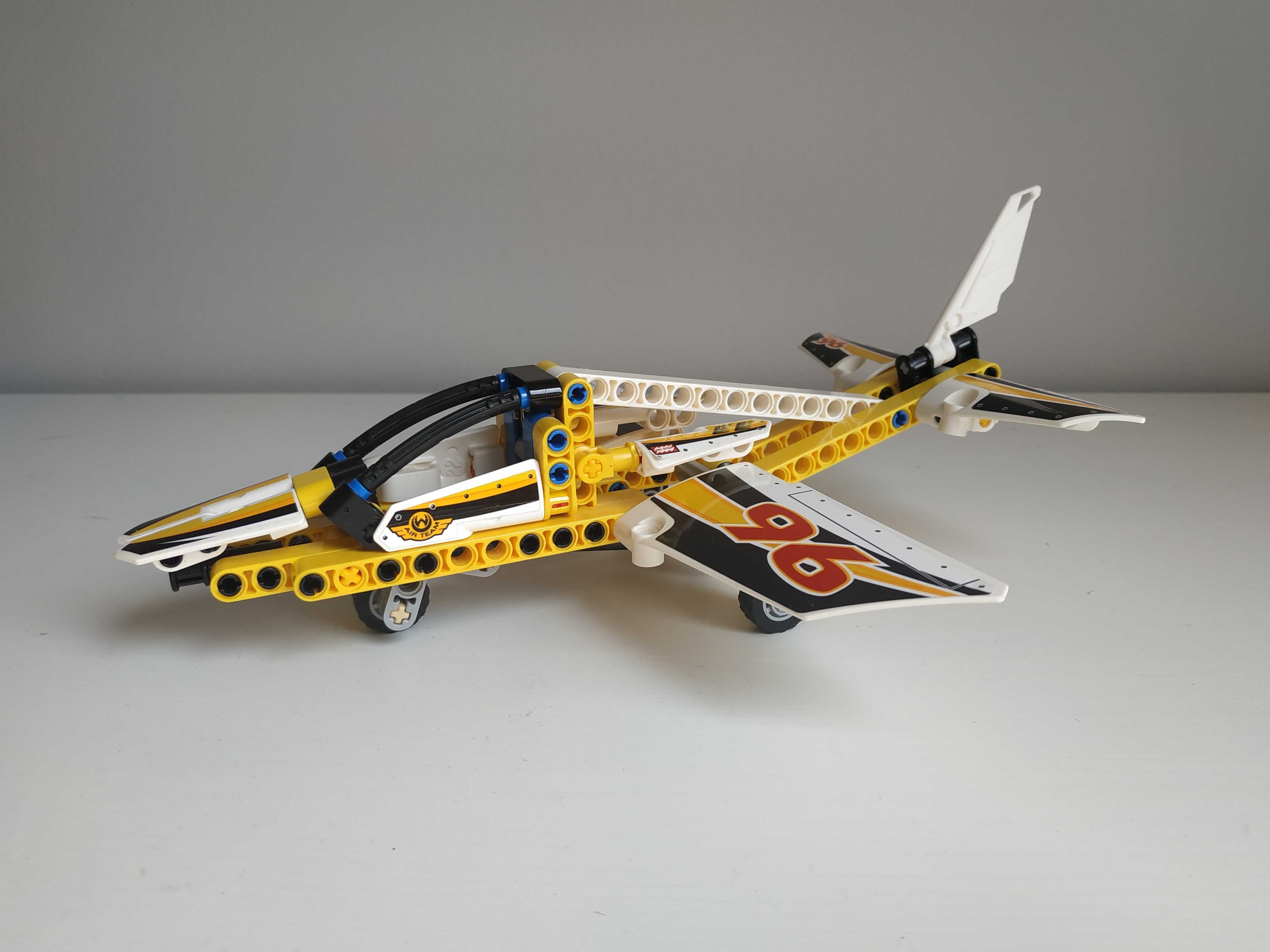 Klocki LEGO 42044 Technic samolot Display Team Jet