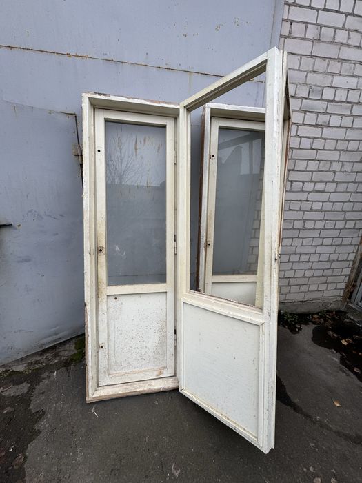 Деревянні вікна двері повійні з рамою.