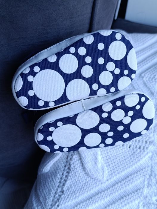 Sapatinho azul e branco para bebé