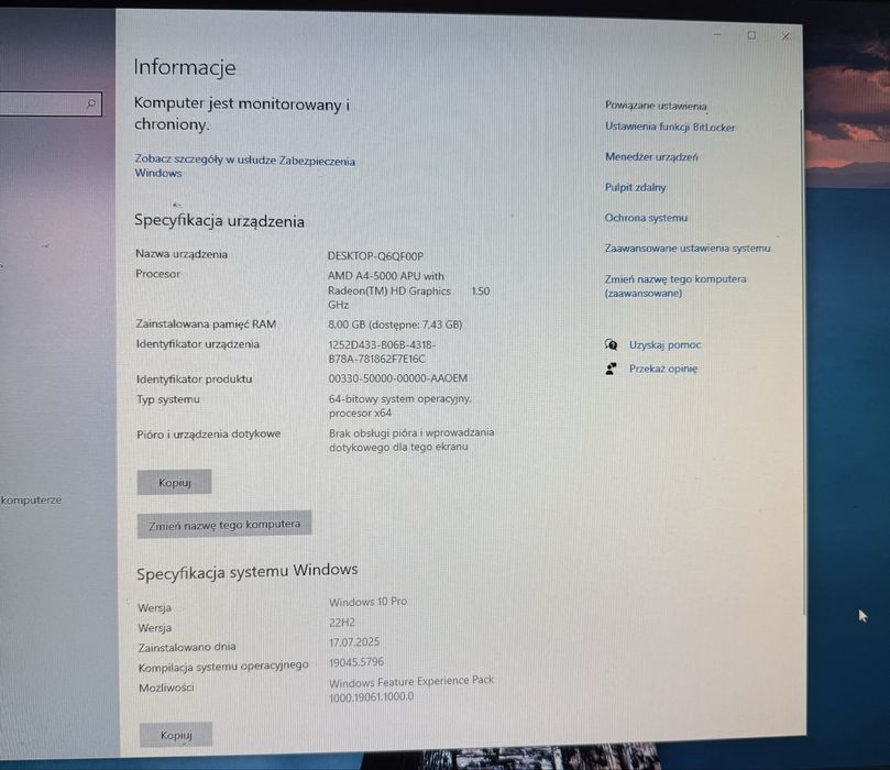 Komputer stacjonarny z monitorem, klawiaturą i myszką