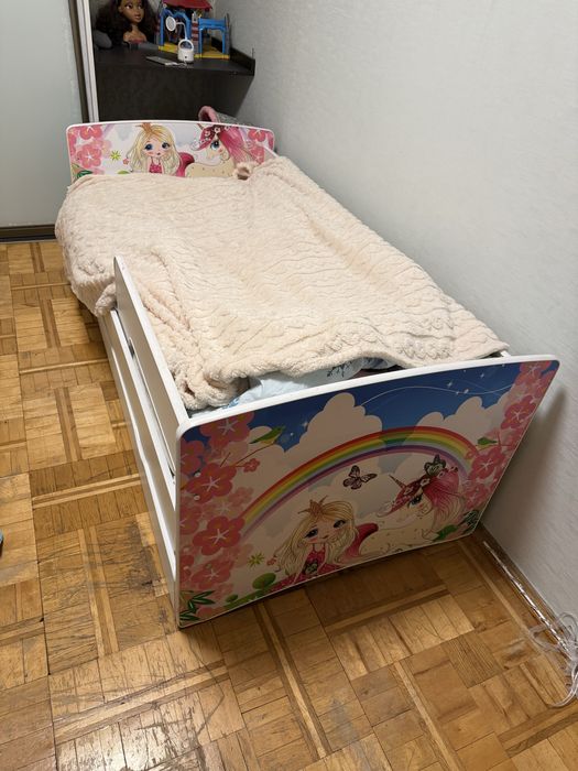 Ліжко та матрац для дівчинки