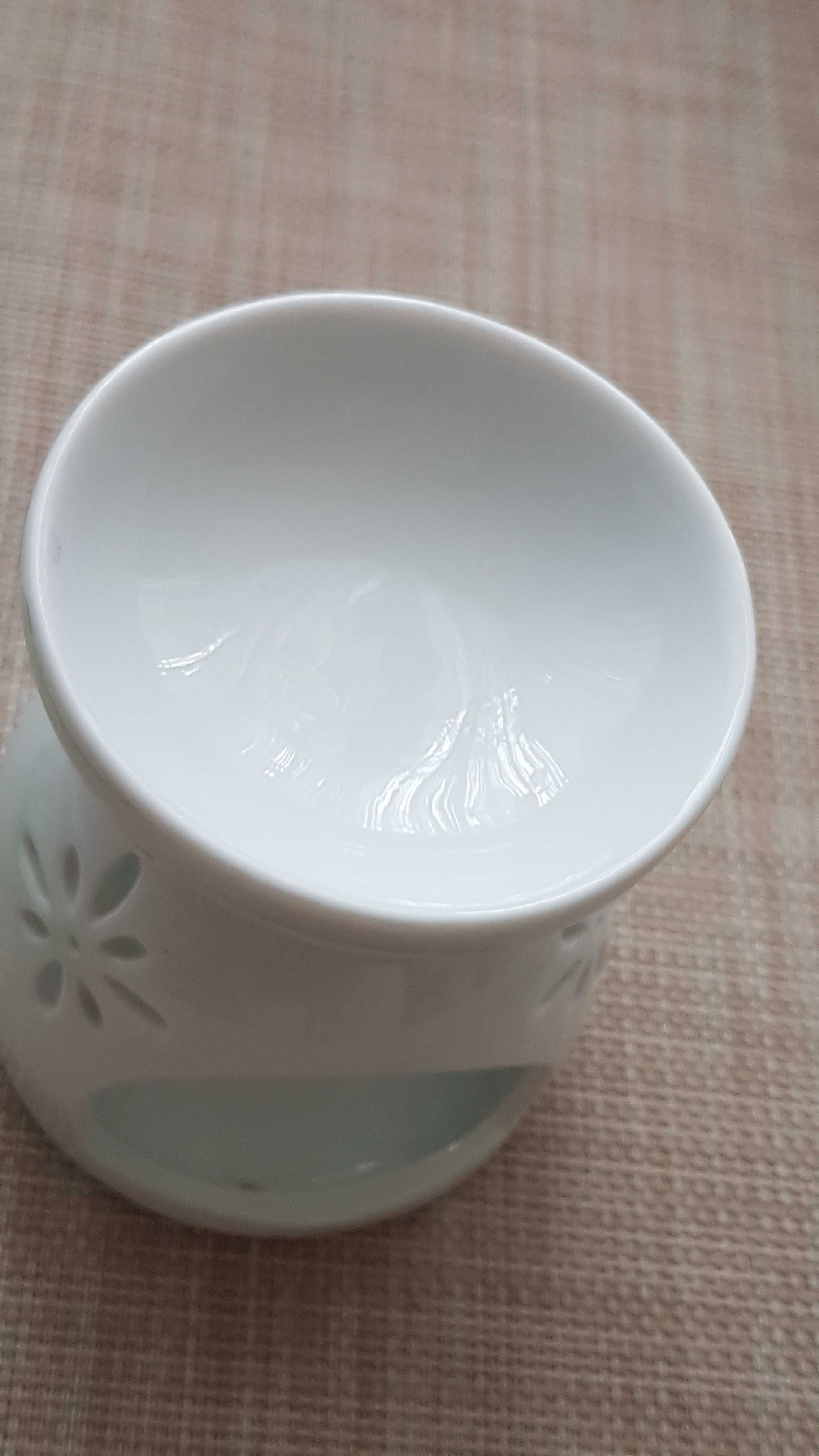 Ceramiczny kominek na olejek zapachowy.