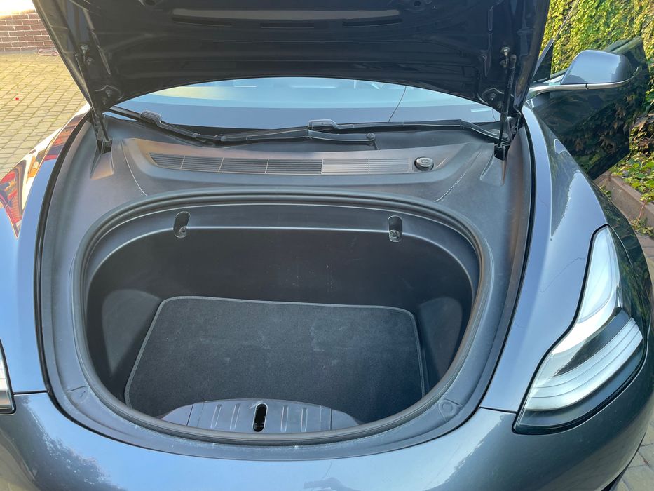 Автомобіль Tesla model 3