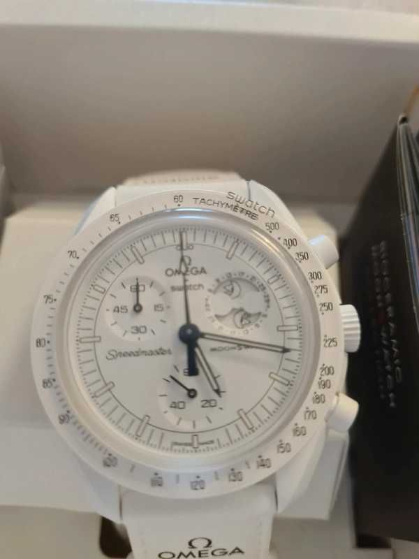SO33W700 Omega x Swatch - Snoopy Edycja Specjalna Moonphase