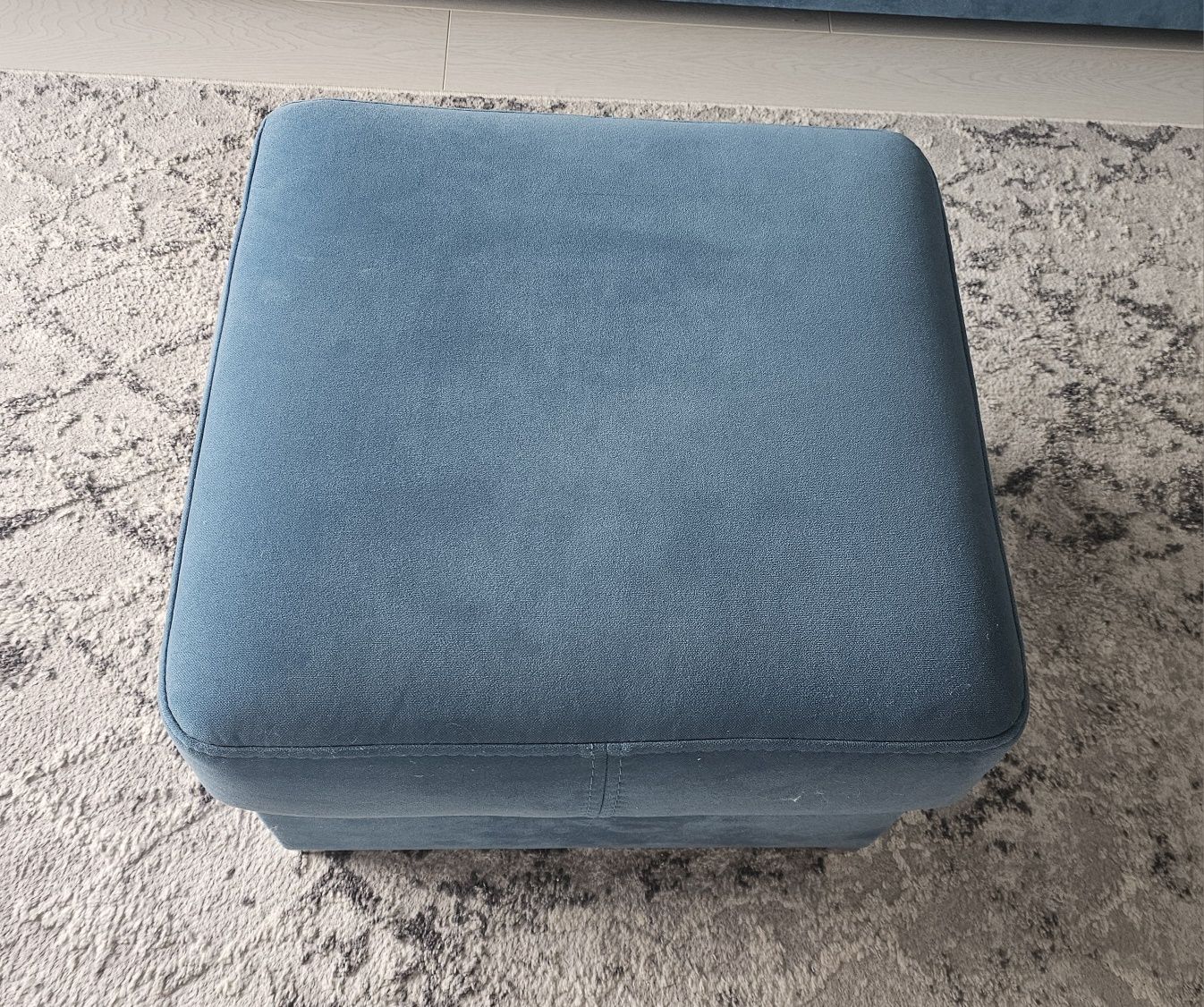 Sofa z pojemnikiem i funkcją spania, pufa gratis!