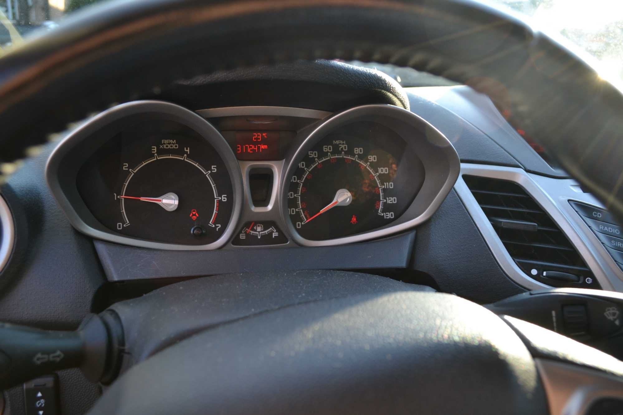 Sprzedam Forda Fiestę 1,6 benz 2011, lekko uszkodzony