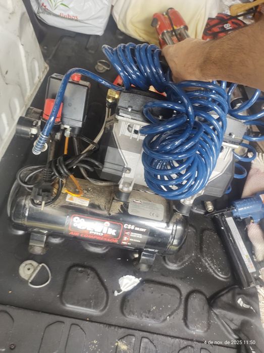 Vendo uma serra circular deslizante e um compressor de ar com grampead