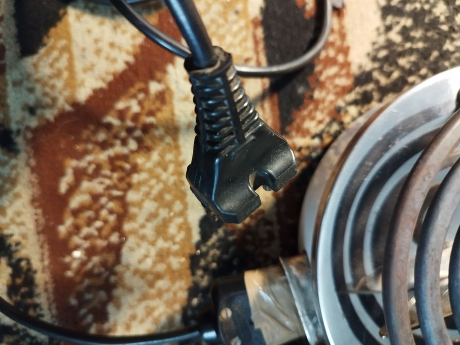 Kuchenkę elektryczną z czasów PRL-u Predom