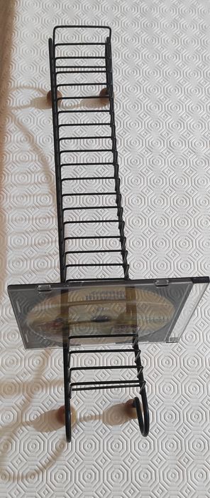 Suporte preto de CDs e afins