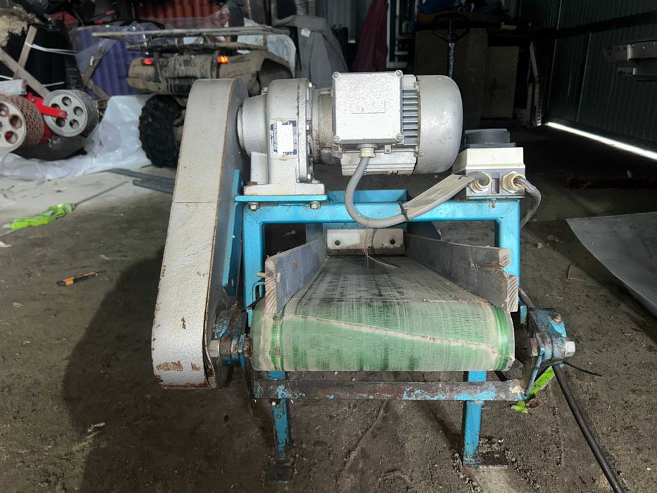 Podajnik taśmowy Visser z korytem ok. 1 m długości