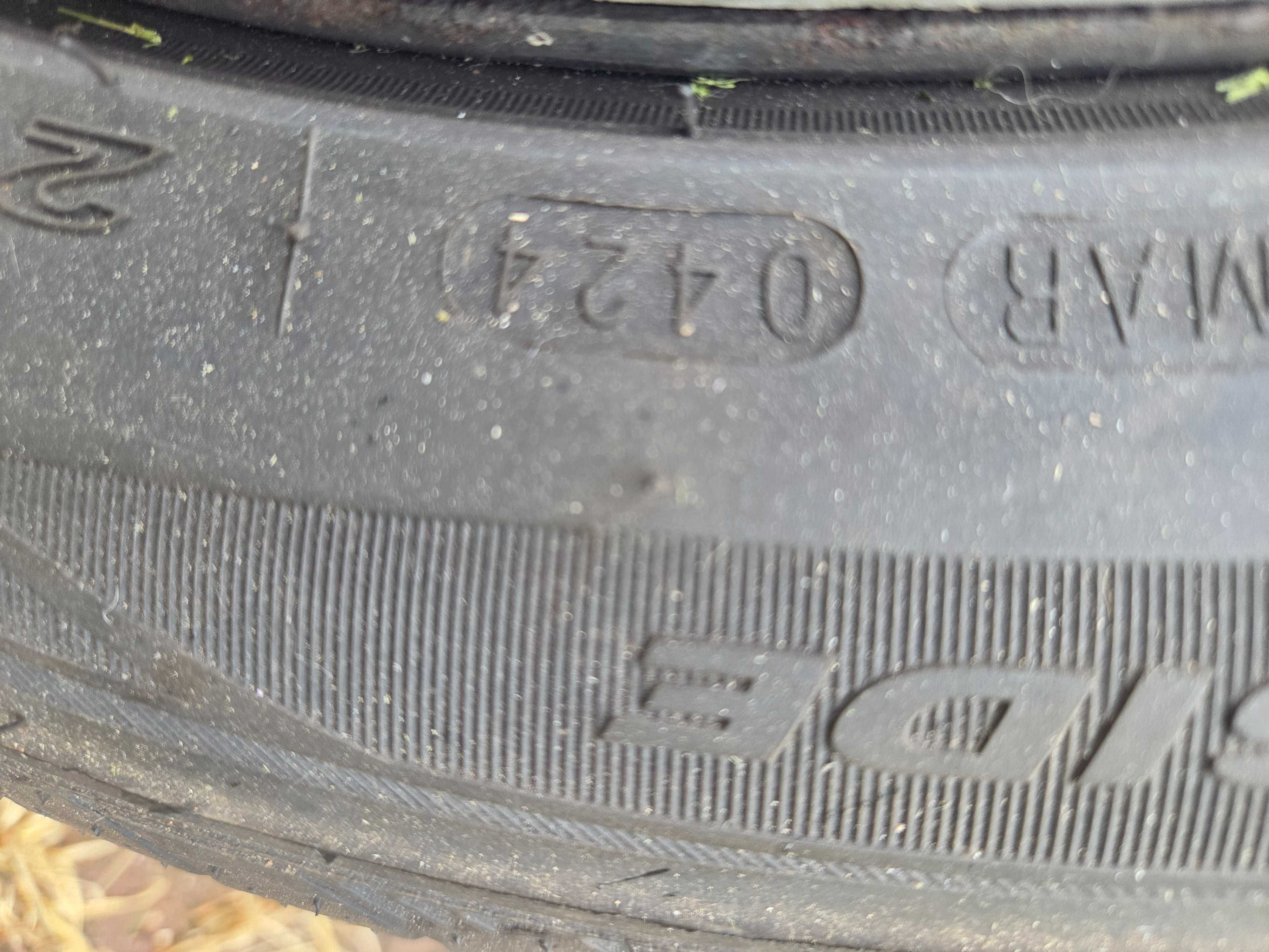 Felgi do Astry J z nowymi oponami rozmiar 215/50/R17 kołpak