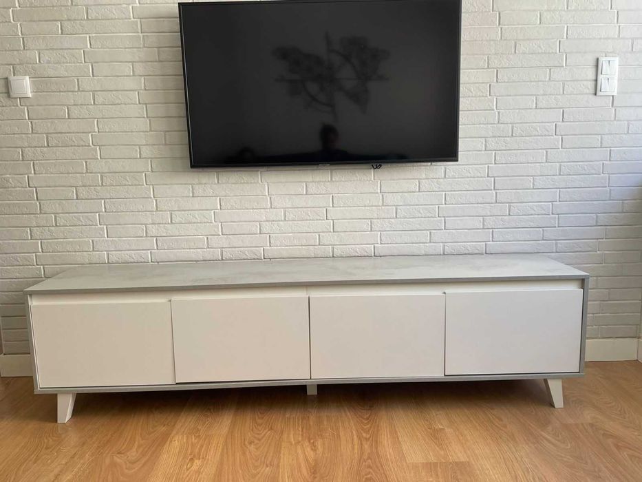 Aparador de TV cinza com branco