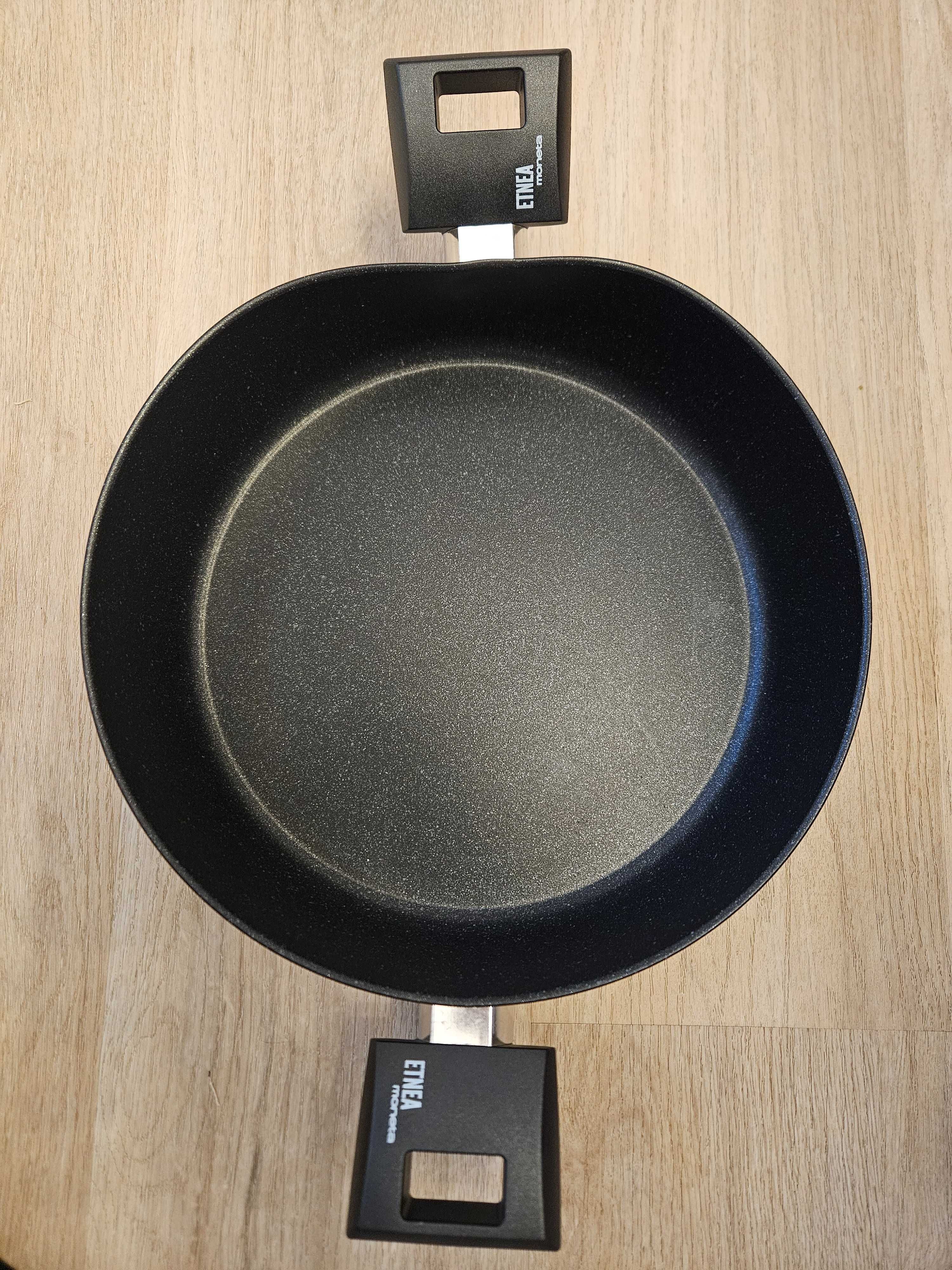 Patelnia tradycyjna Moneta 28 cm aluminiowa z czarnymi uchwytami