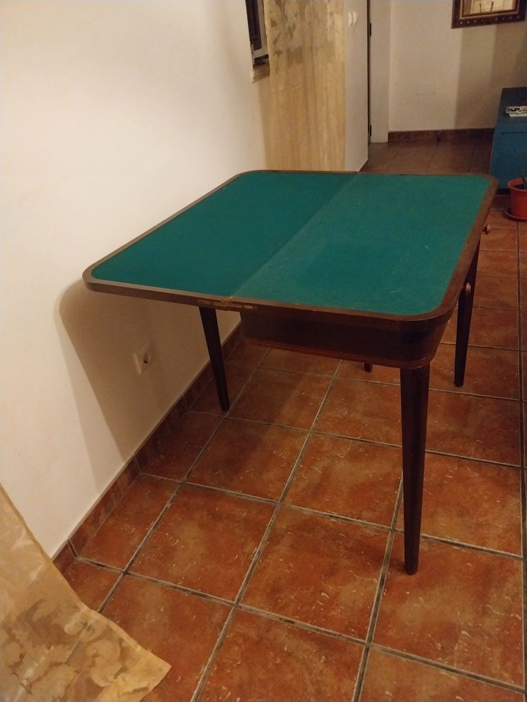 Mesa de jogo com pano verde