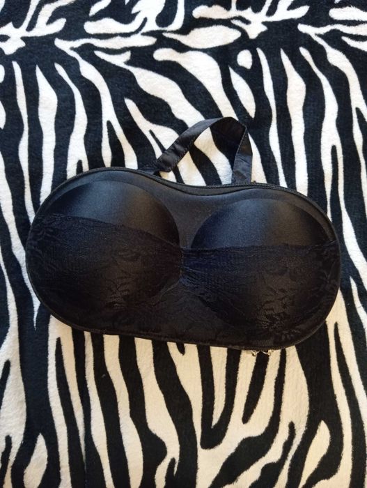 Mała walizka do transportu biustonoszy