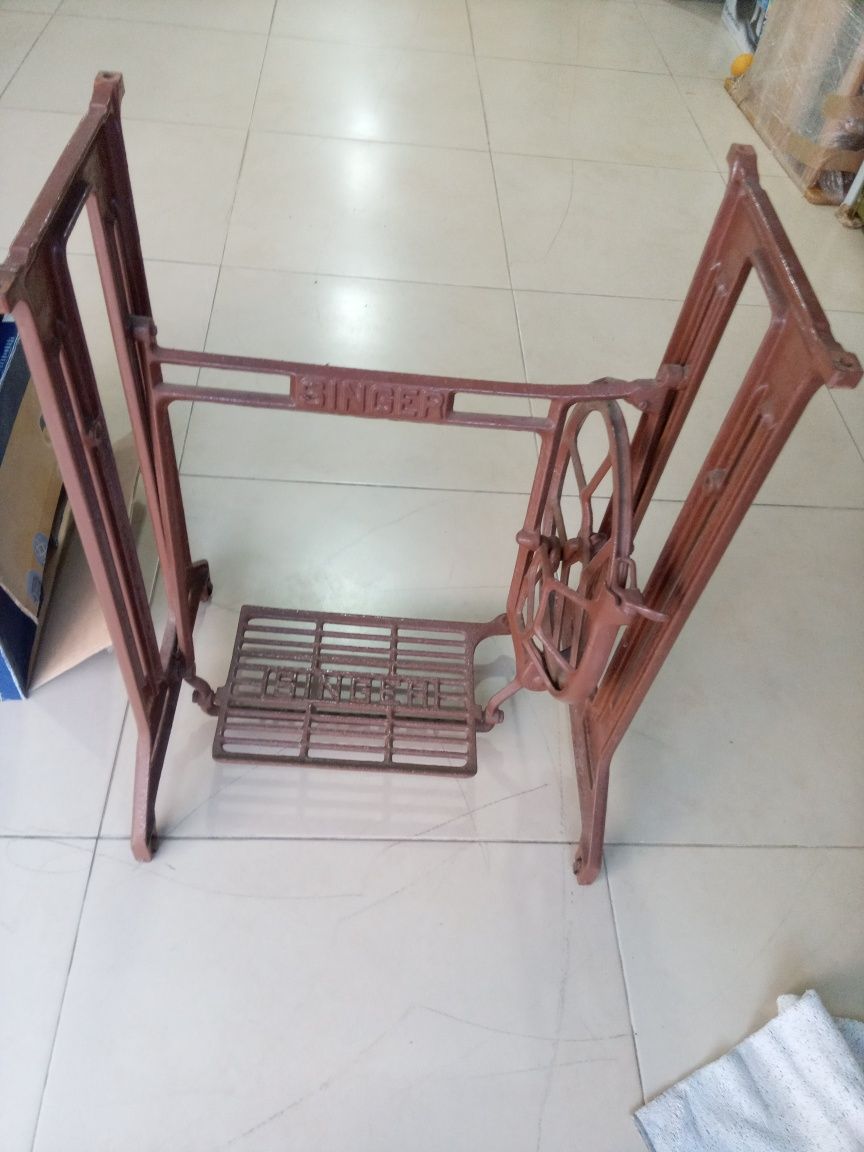 Máquina de costura usada, antiga dos anos 50 já não tem a mesa porque