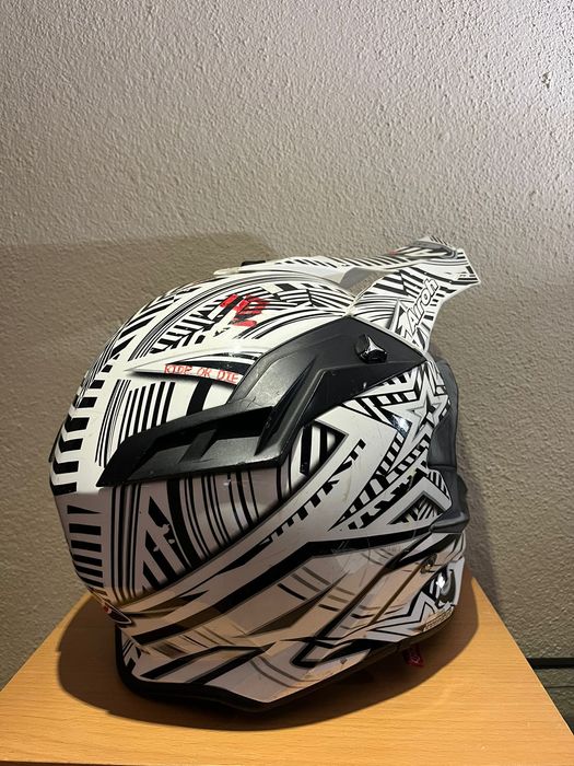 Capacete de mota AIROH