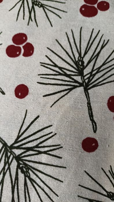 Obrus   beżowy świąteczny 138x200 cm Smukke