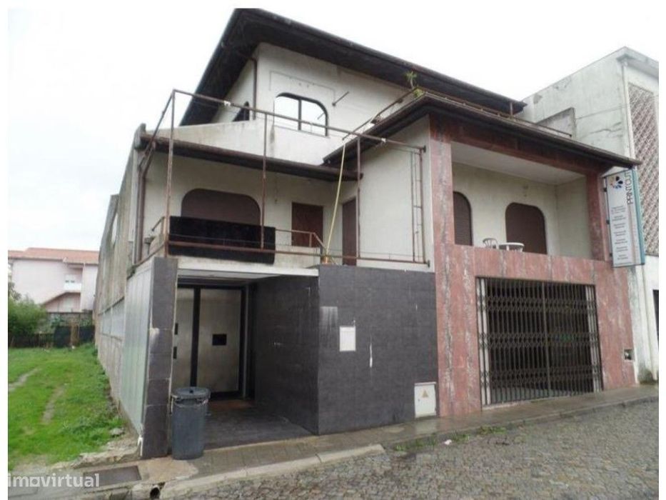 Prédio composto por 2 artigos, em Vila das Aves - Santo Tirso.