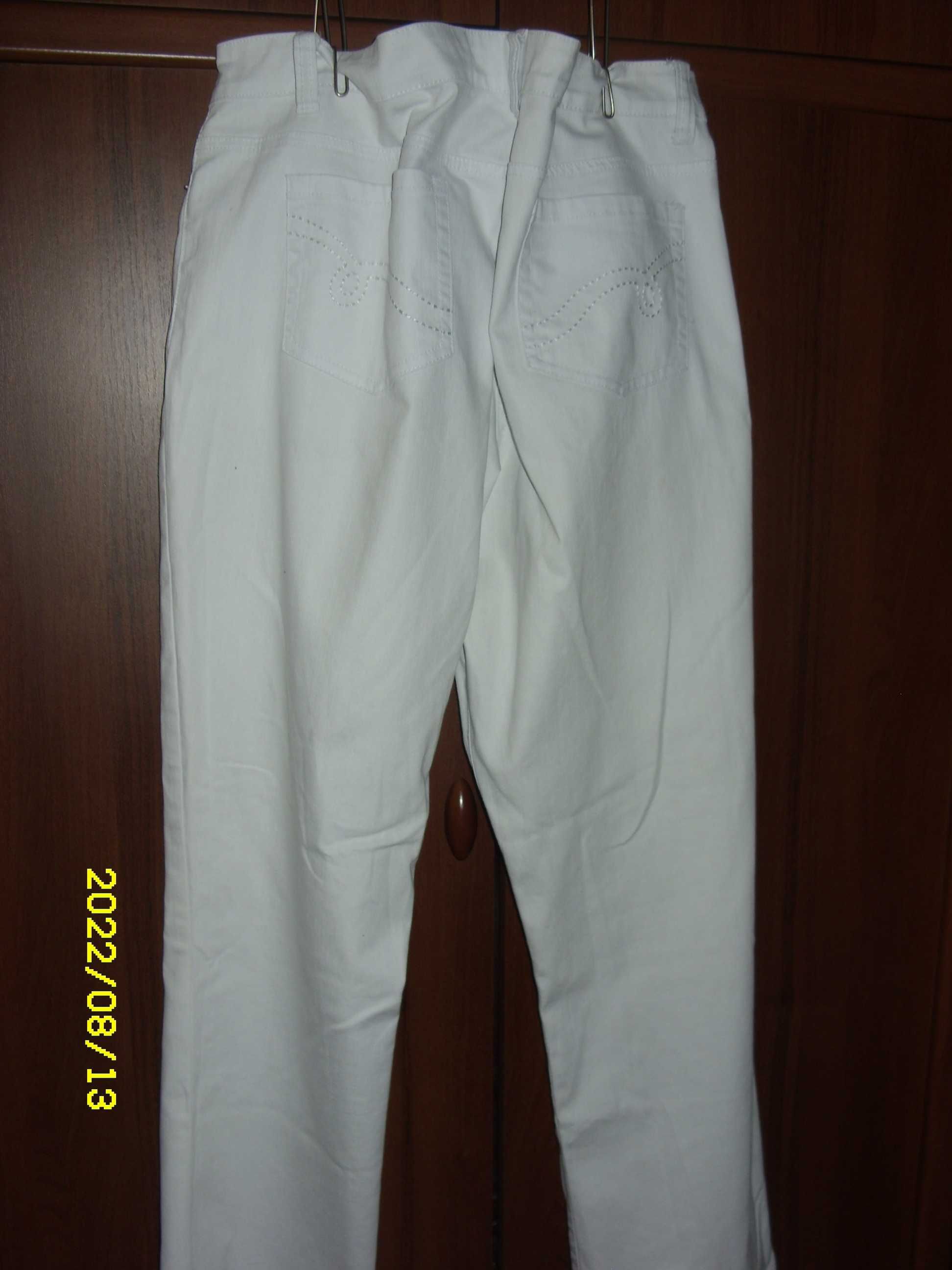 белые стрейчевые джинсы