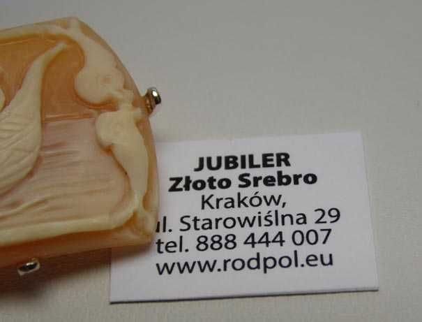 Srebrna broszka rzeźba w muszli delfiny Anioł Stróż na łodzi.