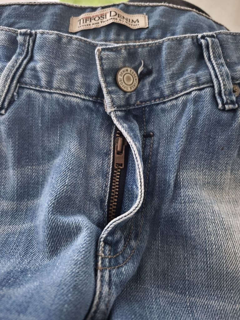 Calças de ganga clara da Tiffosi Denim.
Tamanho 13-14 anos.
Usado, ape