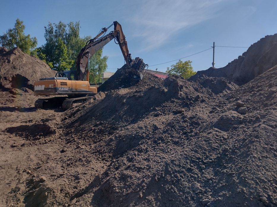 Ziemia ogrodowa przesiewania czarnoziem z transportem