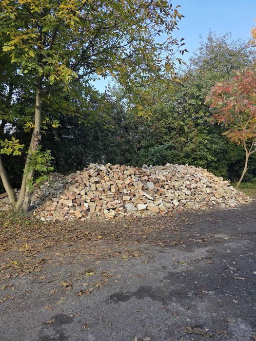 oddam stuletni gruz budowlany (cegła / kamień]