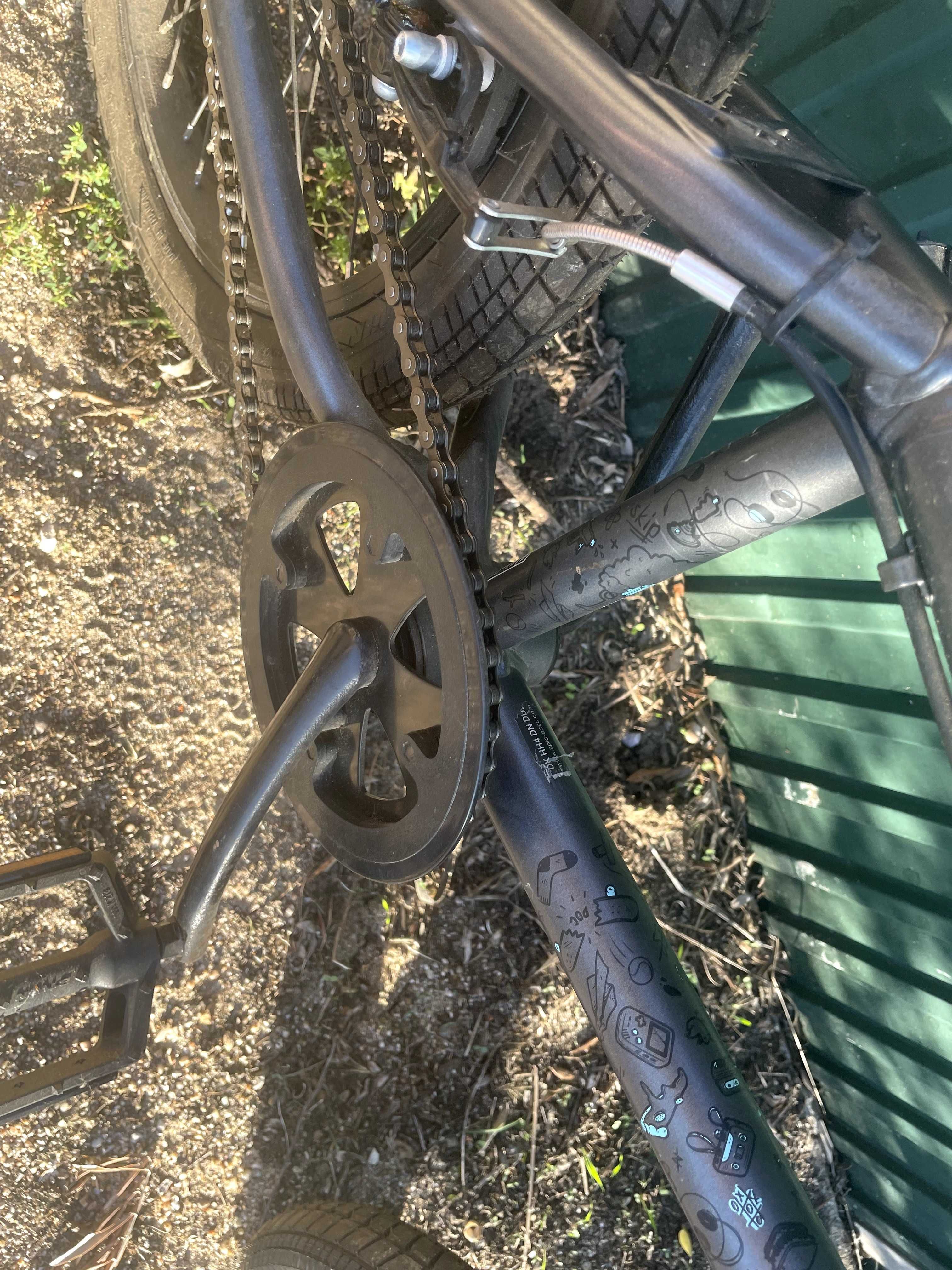 Bicicleta BMX preta