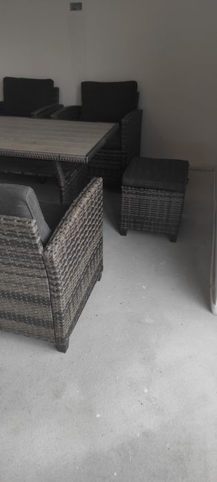 Stół sofa fotele hockery piękny komplet ratanowy