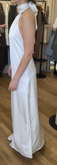 Біла довга весільна сукня