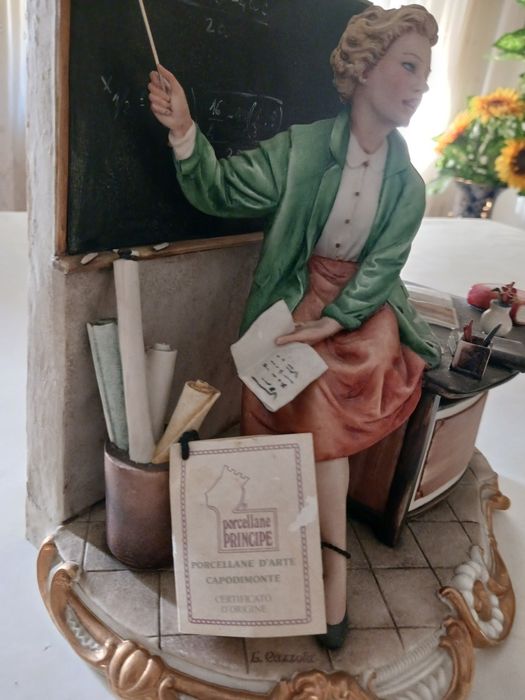 Bela estátua de Capodimonte, representando uma mulher sentada em uma c