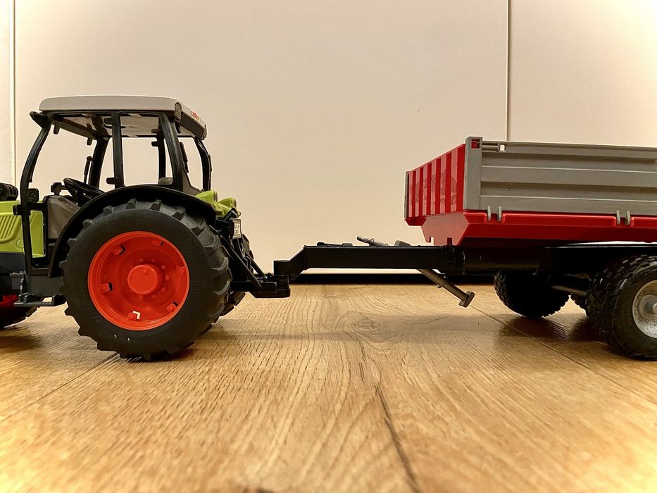 Traktor Claas Nectis 267F z ładowarką i przyczepą