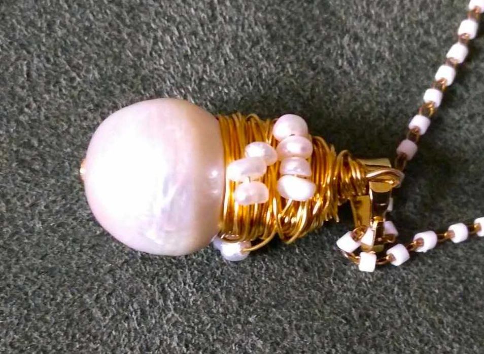 Pendente Aço Dourado c/ Perola e Contas Brancas NOVO - c/ Oferta Colar