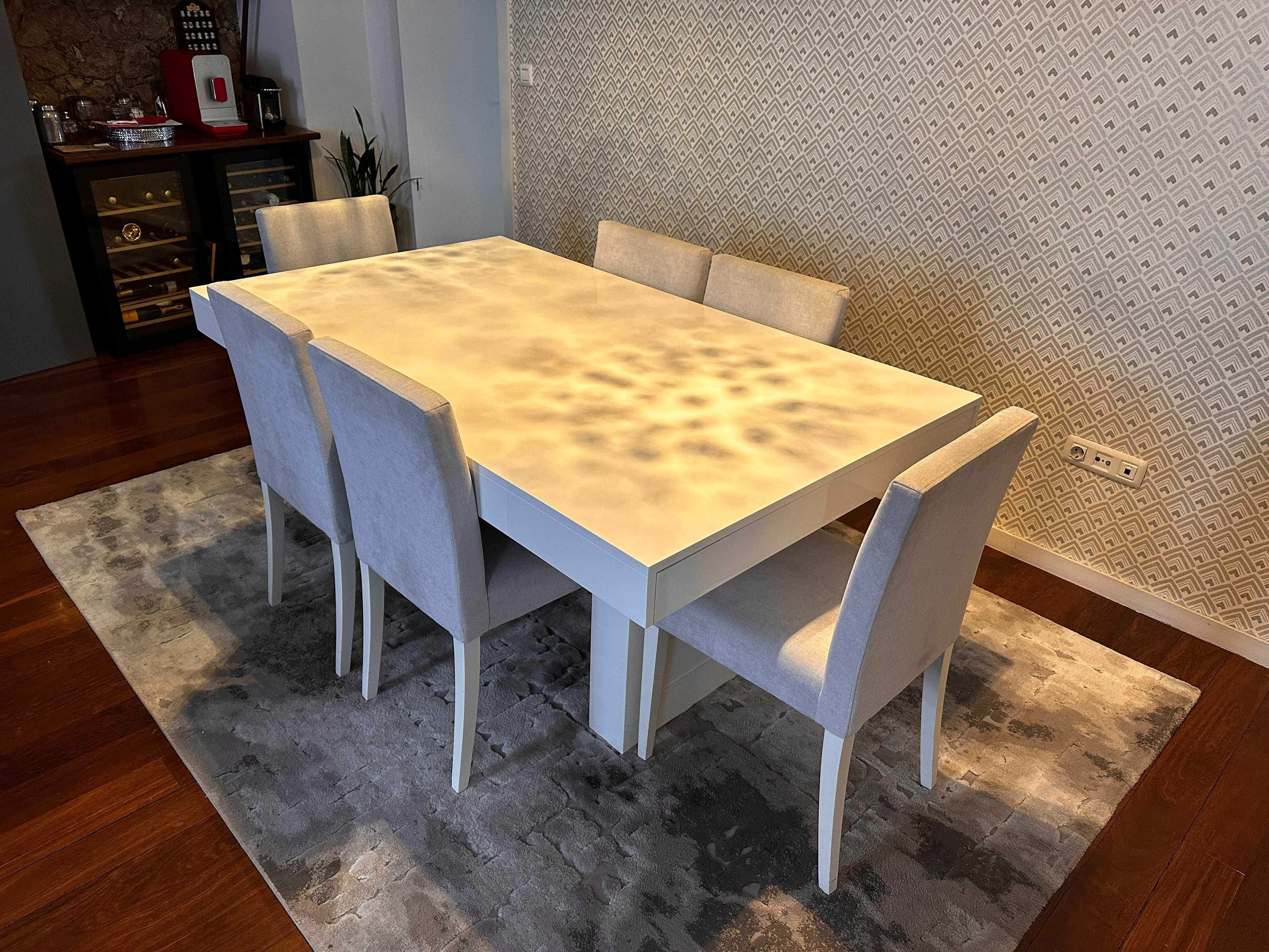 Conjunto mesa/cadeiras/tapetes