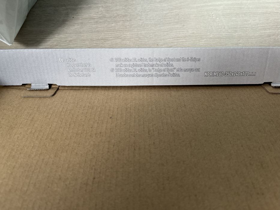 Adidas взутя на хлопця-чоловіка