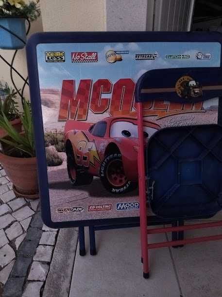 Mesa e cadeira  do Faísca Mcqueen