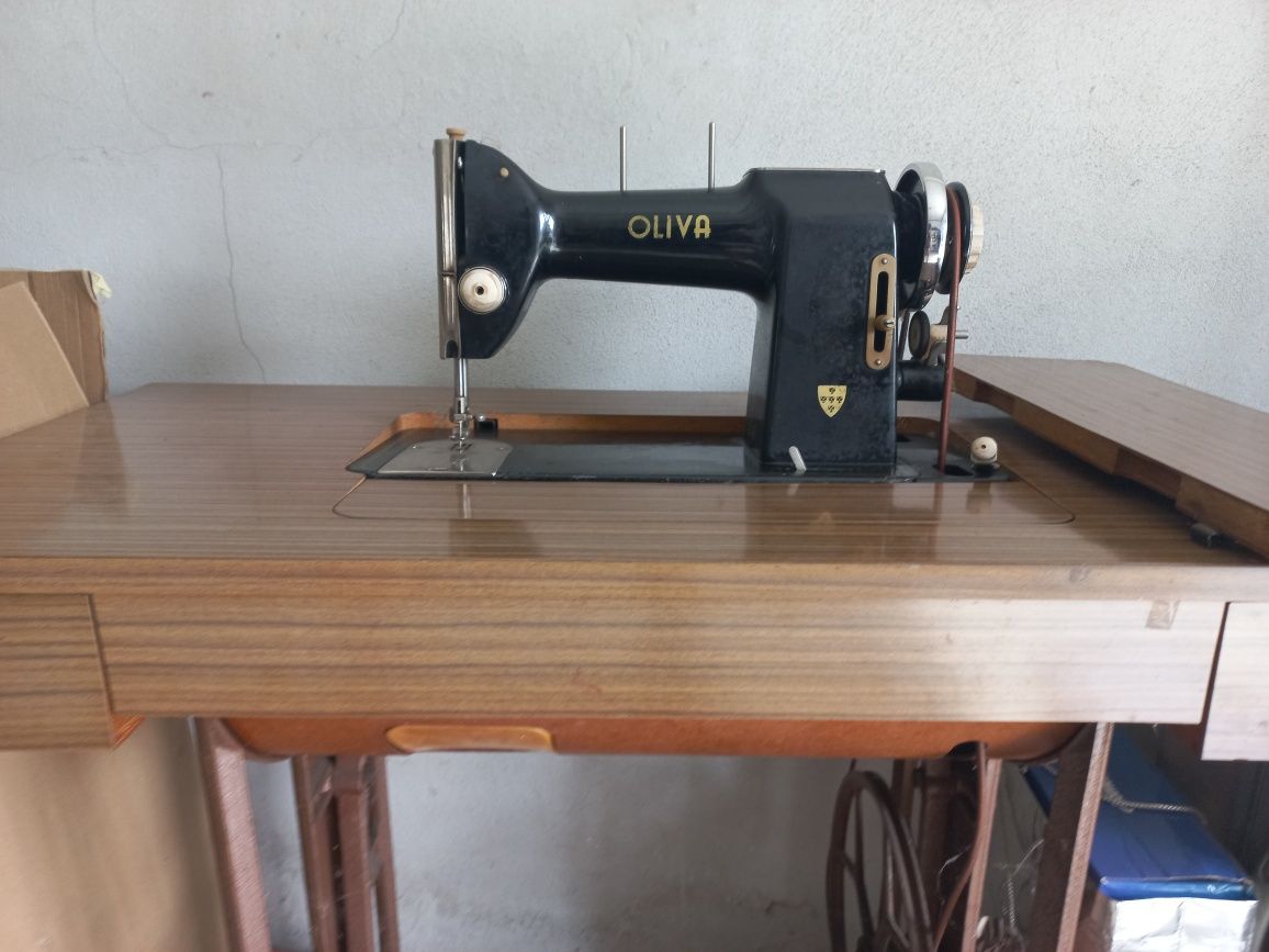 Máquina costura antiga (OLIVA)