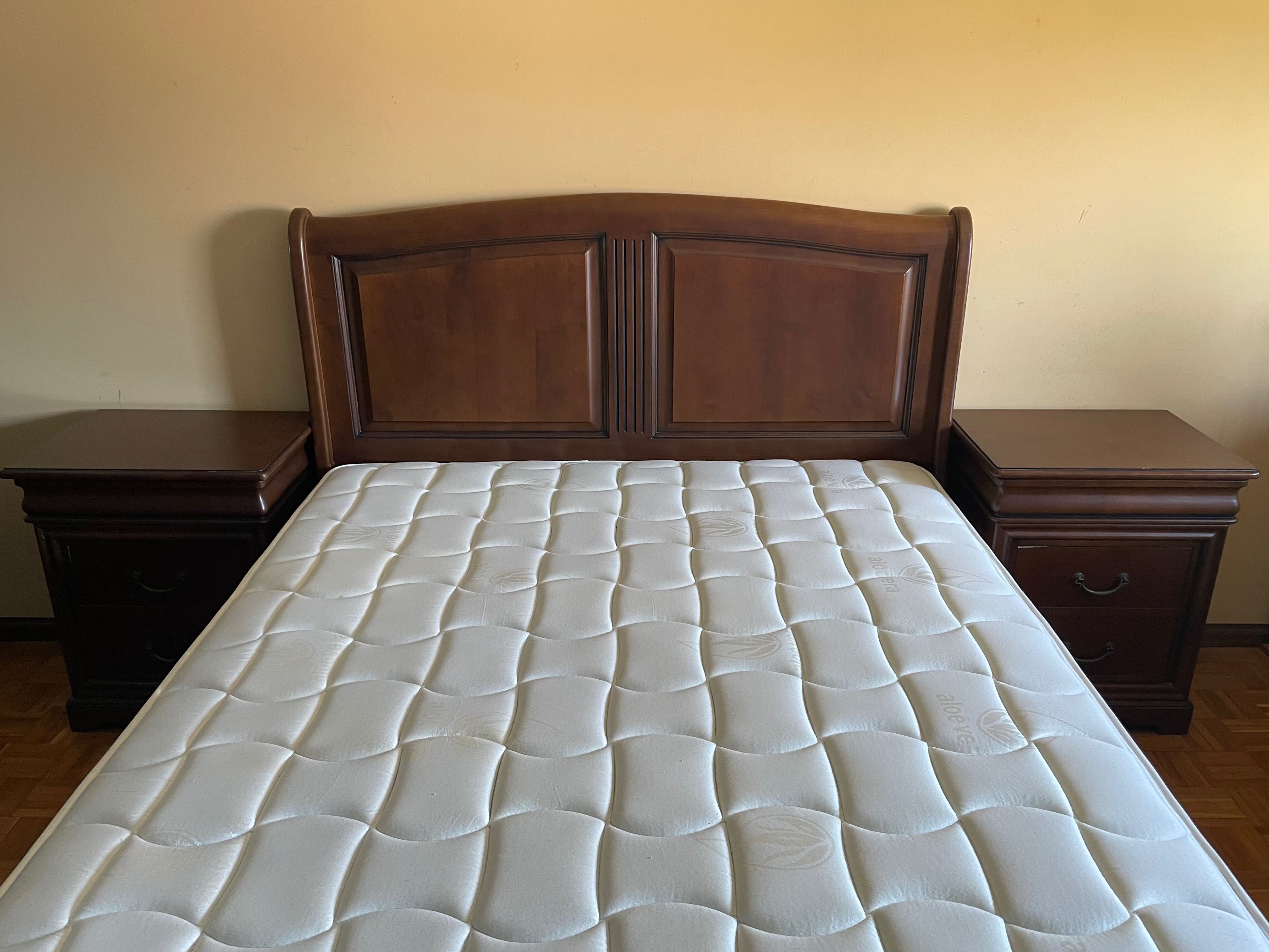 Quarto de casal, cama com colchão, 2 mesas cabeceira e cómoda.