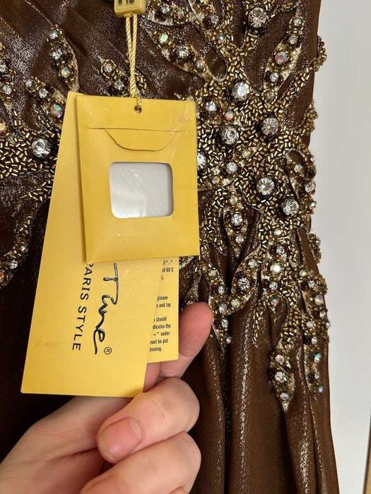 Сукня нарядна середньої довжини