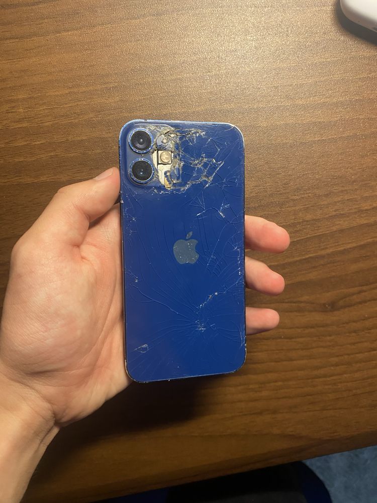 iPhone 12 mini.
