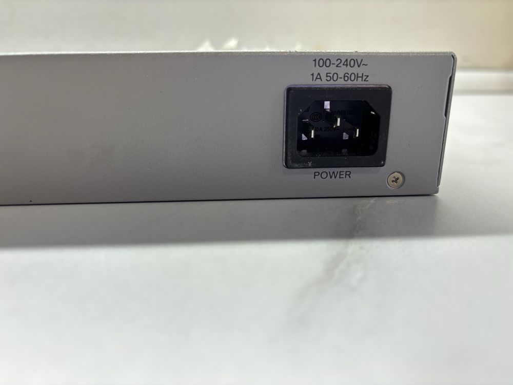 Комутатор, світч Cisco SF200-24