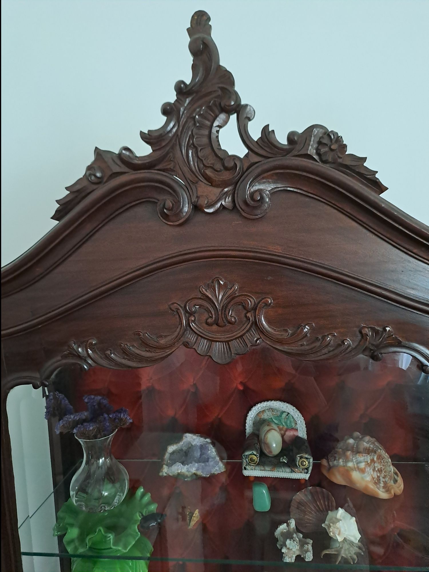 Vitrine antiga com capitoné