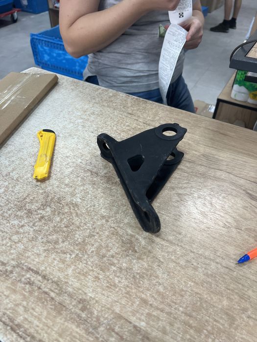 HMMWVE military. HAMMER H1. Кронштейн амортизатора нижній