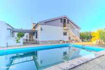 Moradia Bi Familiar, com piscina.
